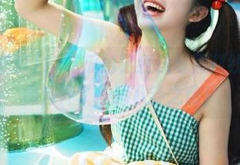 17吃瓜给了我扒哥黑料线路，像是开了一扇八卦之窗！
