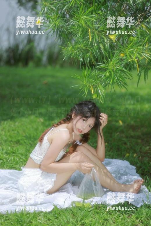 www.17 “www.17www”的入口像个小门,把我引进了令我血脉贲张的八卦时光隧道!