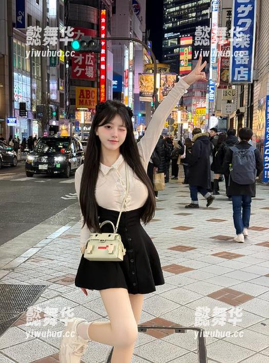 吃瓜网 寻找乐趣的路上,别忘了下载吃瓜网app,瓜事全在!