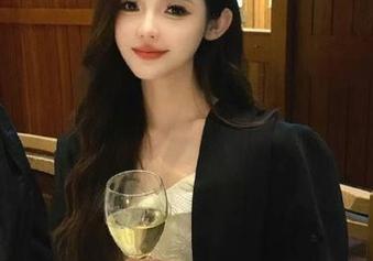 今天的爆料在吃瓜网红app居然有点刺激，坐在沙发上的我都忍不住想加入评论战了。
