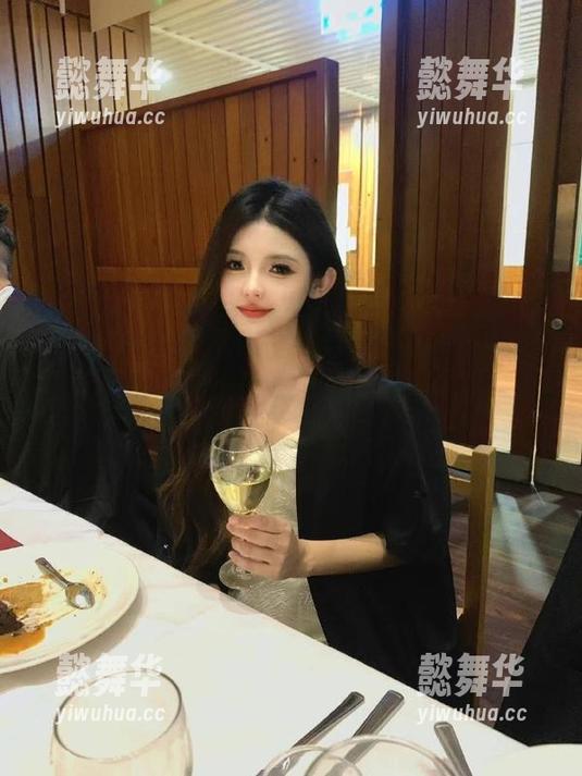 吃瓜网红 今天的爆料在吃瓜网红app居然有点刺激,坐在沙发上的我都忍不住想加入评论战了。