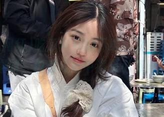 吃瓜网红的下载全攻略，急着爆料，但其实心中满是小算盘。